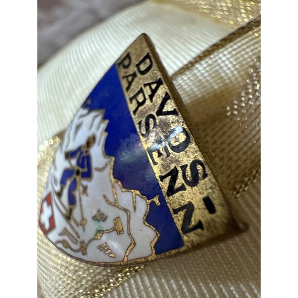 Vintage Davos Parsenn Switzerland Ski Resort Pin Badge With Enamel Shield Design - Picture 2 of 10